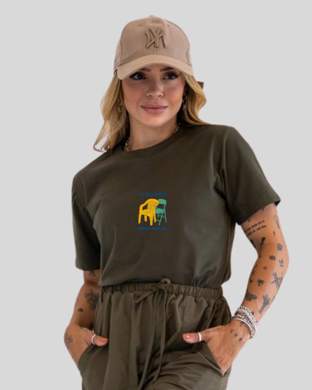 Camiseta Feminina - Cadeiras de Bar