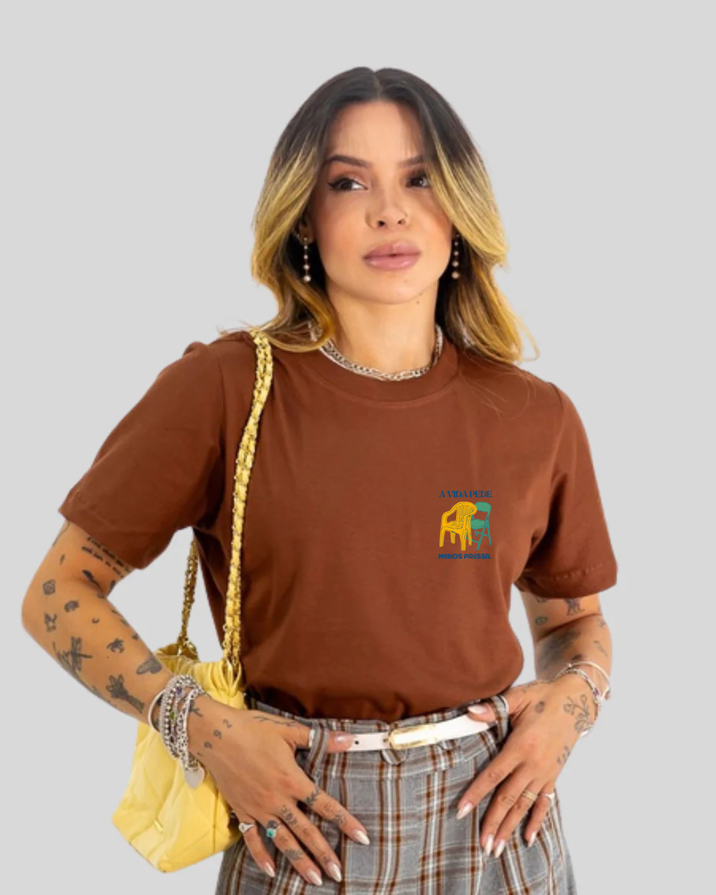 Camiseta Feminina - Cadeiras de Bar