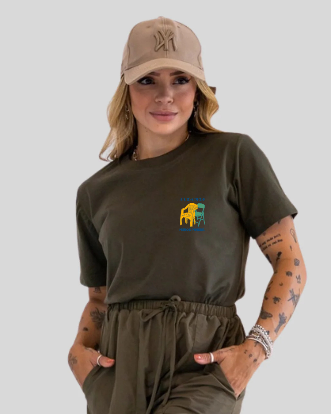 Camiseta Feminina - Cadeiras de Bar