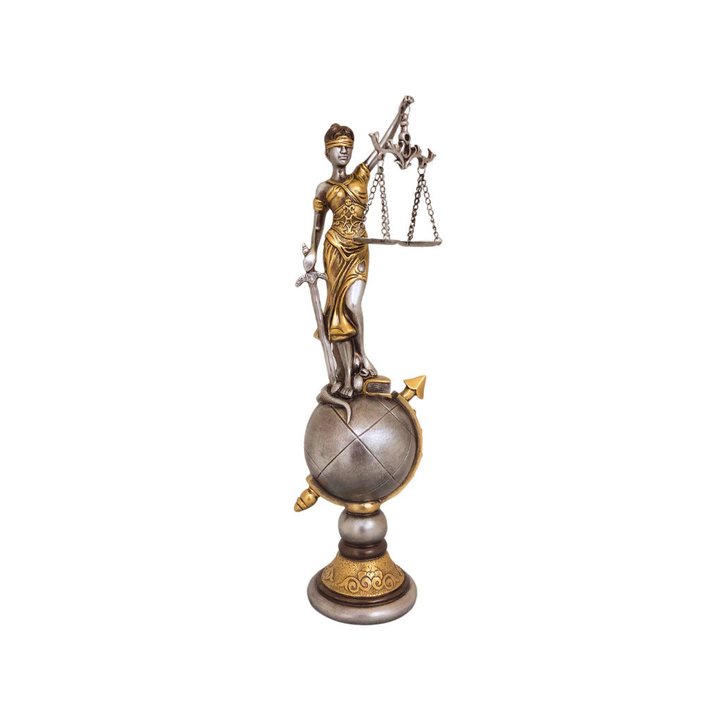 Escultura Dama da Justiça sobre Globo